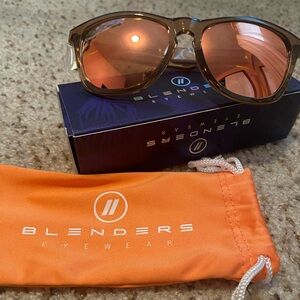 Blenders/Polarized/Rose Gold Brand New never worn sunglasses, smoke free home.